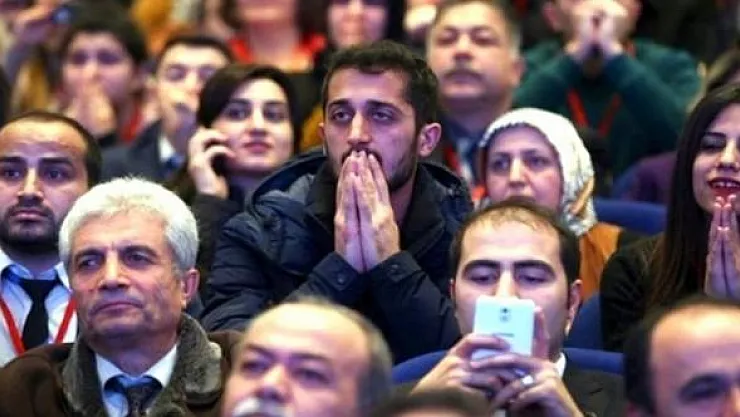 60 bin öğretmen ataması beklenirken MEB'in önlük tanıtması tepki çekti!