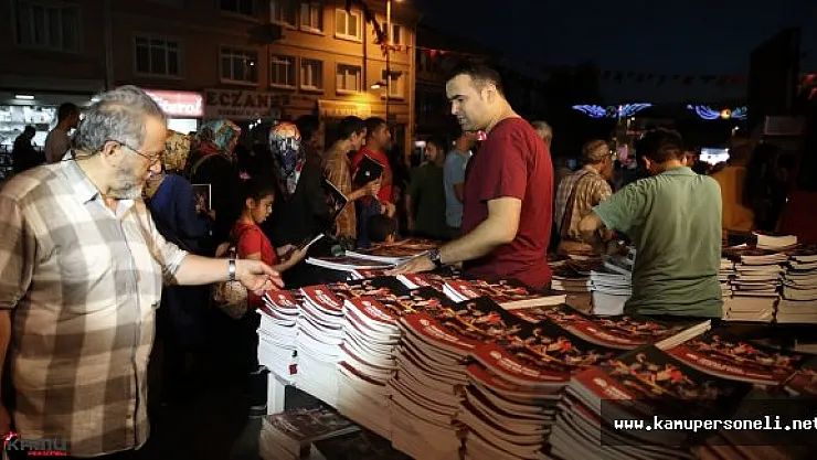 AA'nın Darbe Girişimi Kitabı Kısıklı'da Dağıtıldı