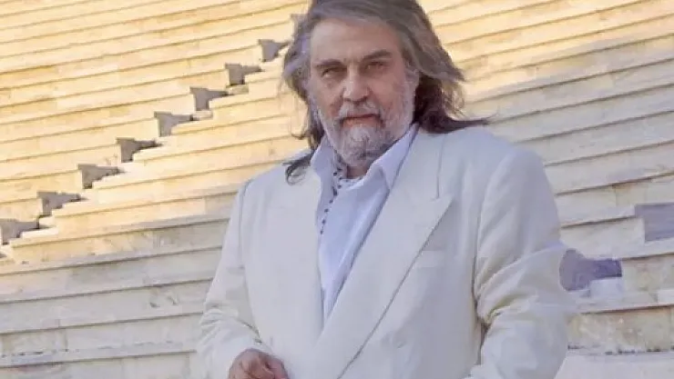 Acı haberi Twitter üzerinden duyurdu! Ünlü sanatçı hayatını kaybetti!