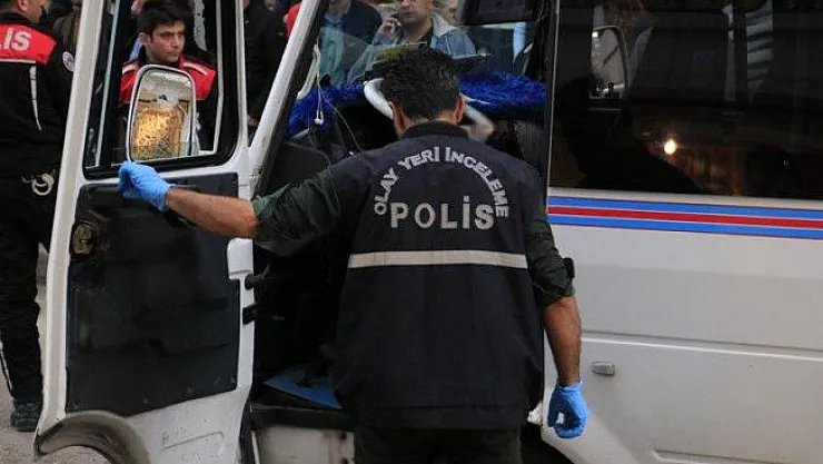 Adana'da minibüsde dehşet! Minibüs şoförünün kafasına sıkarak olay yerinden kaçtı!