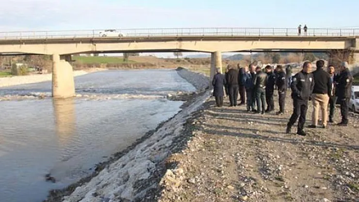 Adana'da nehir yatağında 20 yaşlarında erkek cesedi bulundu
