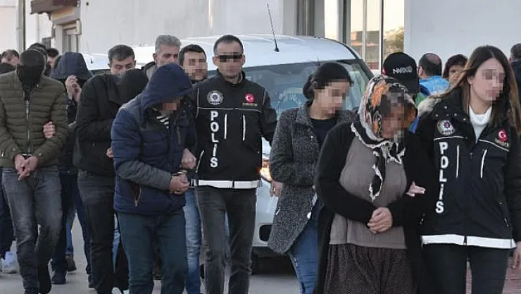 Adana'da uyuşturucu operasyonunda yakalanan 18 şüpheli adliyeye sevk edildi
