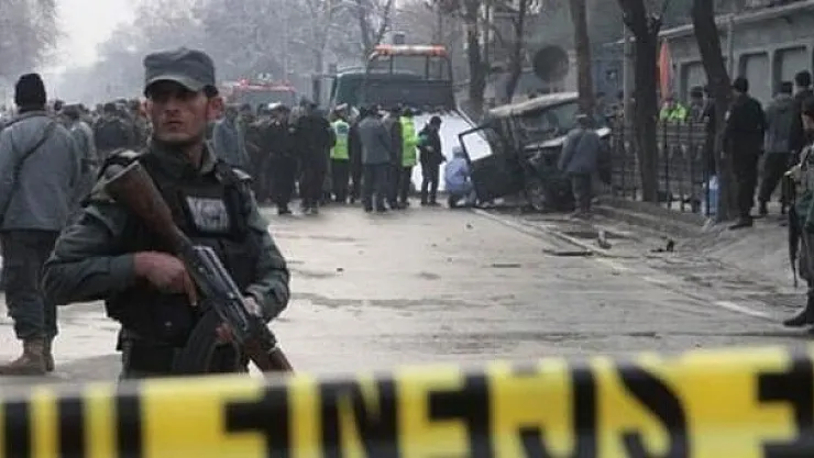 Afganistan askeri üssüne bombalı saldırı- Çok sayıda ölü ve yaralı var