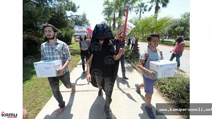 Akdeniz Üniversitesi Öğrencilerinden İlginç Protesto