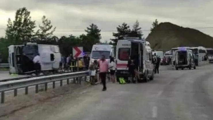 Akşam saatlerinde korkunç kaza meydana geldi! Yolcu dolu otobüs devrildi! Çok sayıda yaralı ve ölü var
