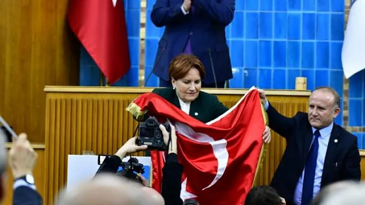 Akşener'den Erdoğan'a sert tepki:'' Ülke helal ekmek peşinde koşanlar ve rantçılar diye ikiye ayrılıyor!''