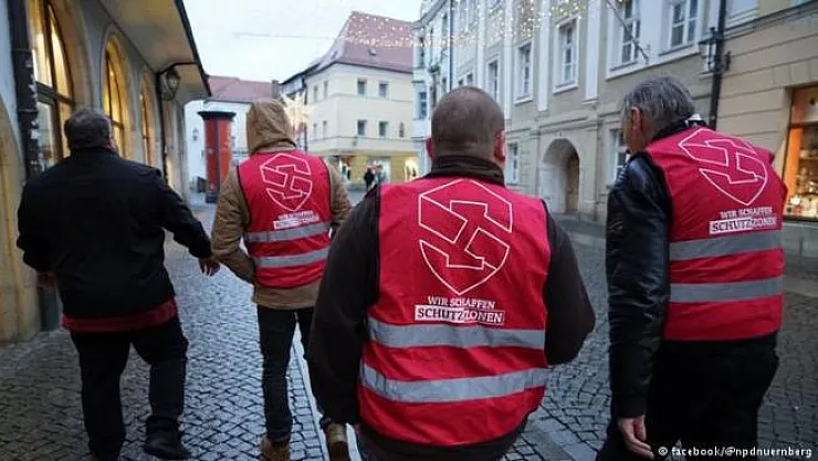 Alkollü dört sığınmacının sokaktan geçenleri darp etmesi sonrasında Neonaziler sokakta devriye geziyor