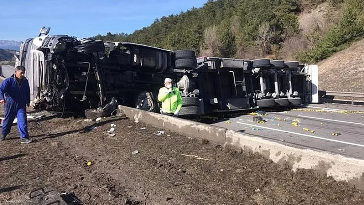 Anadolu Otoyolu İstanbul yönünde TIR kazası!