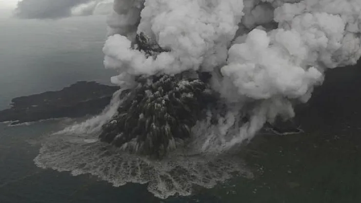 Anak Krakatau Yanardağı'ndaki patlamalar nedeniyle yeni bir tsunami tehlikesi