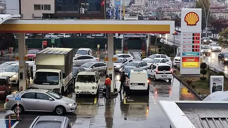 Analistler Piyasa Sıkılaşırken Petrol Fiyat Tahminlerini Yükseltti