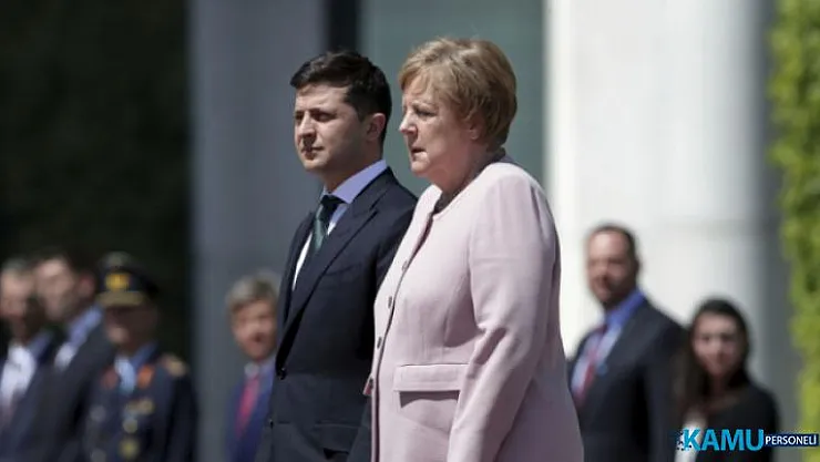 Angela Merkel Resmi Törende Tir Tir Titredi! Merkel Neden Titredi?