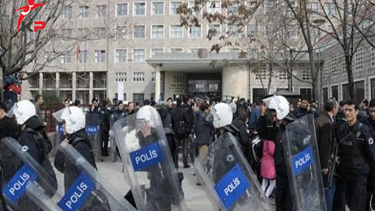Ankara Üniversitesinde Karşıt Görüşlü Öğrenciler Arasında Kavga!
