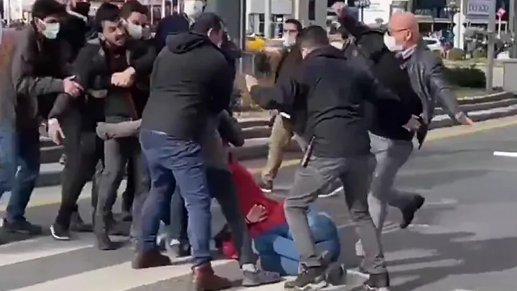 Ankara'da Boğaziçi'ne destek veren bir öğrenciye polisin müdahalesi tartışmalara neden oldu!