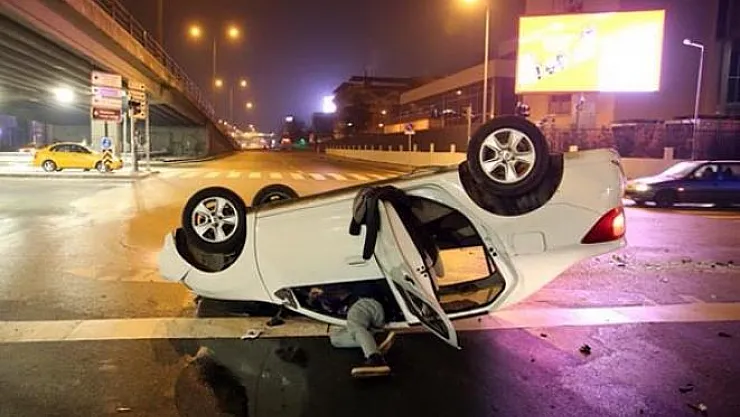 Ankara'da meydana gelen trafik kazalarında ikisi polis üç kişi yaralandı