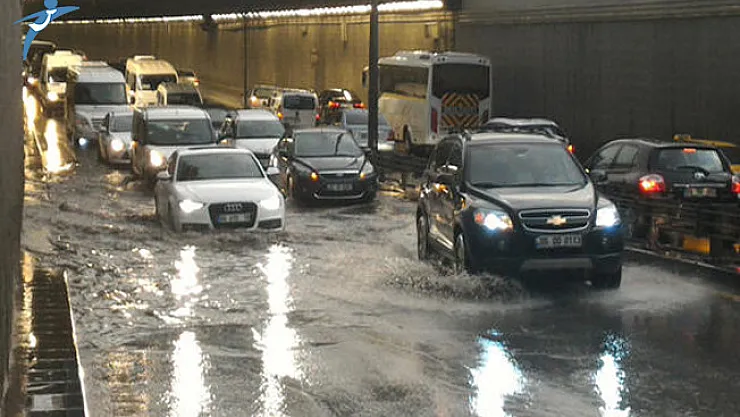 Ankara'da Sağanak Yağmur ve Dolu Etkili Oldu! Sel Uyarısı Geldi