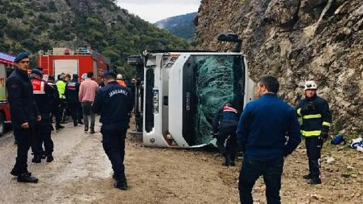 Antalya Döşemealtı Midibüs Devrildil! Ölü ve Yaralılar Var