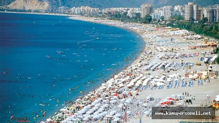Antalya'da Sıcak Hava Sahilleri Doldurdu