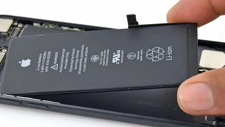 Apple kullanıcılarına üzücü haber! iPhone 14 haricindeki modeller için pil değişim ücretine zam geldi!