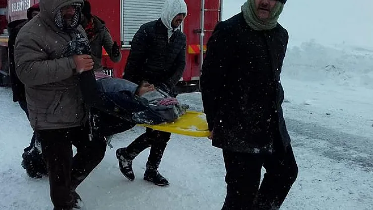 Arama kurtarma ekiplerinin üzerinde çığ düştü! 23 kişi hayatını kaybetti