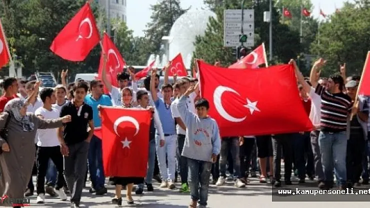 Asker ve Vatandaşlar Darbe Karşıtı Bir Yürüyüş Düzenledi