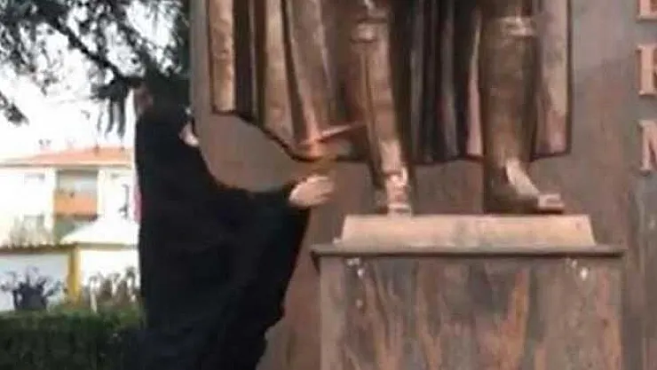 Atatürk Anıtı'na Baltayla Saldıran Kadın Gözaltına Alındı!