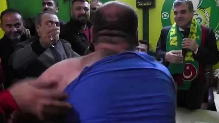 Babo Bu Adam 5 Yıl Önce Neredeydi? Deyip Kıyafetini Yırttı!