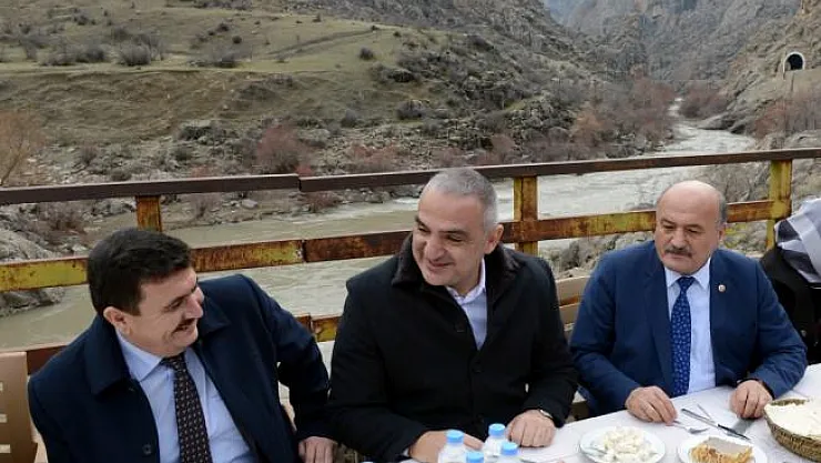Bakan Ersoy'un tren yolculuğu