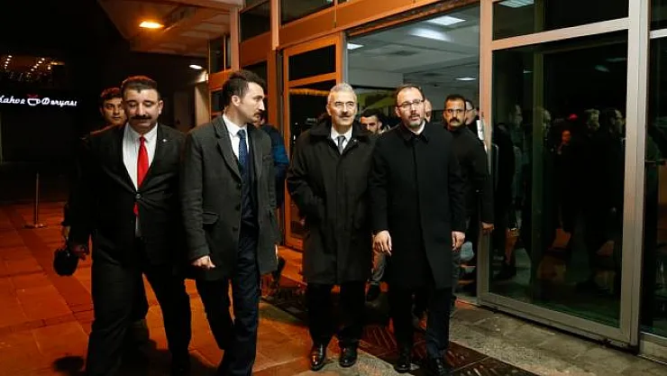 Bakan Kasapoğlu, sokak müzisyenlerine eşlik etti