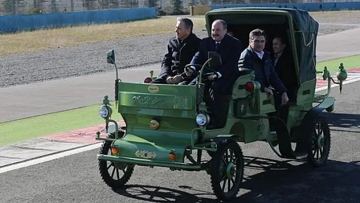 Bakan Varank Yerli Üretim Elektrikli Faytonun Direksiyonuna Geçti!