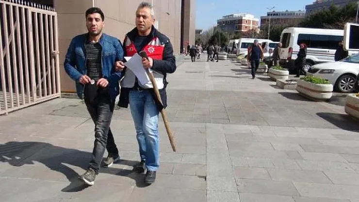 Bakırköy Adliyesine baltayla gelen kişi gözaltına alındı