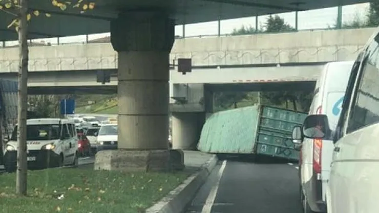 Bakırköy sahil yolunda kaza sebebiyle trafik kilit