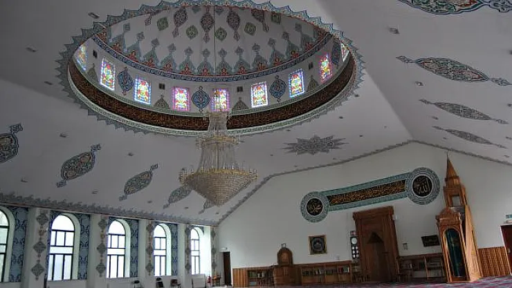 Bayram namazı sadece tek camide kılındı! Kısıtlı sayıda cemaat katılabildi!