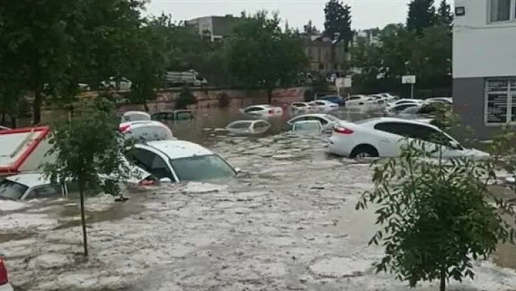 Bayram Öncesi Sel Felaketi! Onlarca araç Sular Altında Kaldı