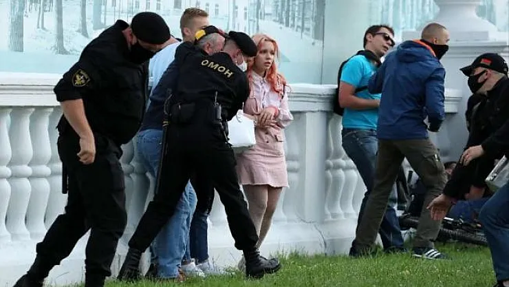 Belarus'ta şu anda yaşananlar inanılmaz! Sandıklar çalınıyor, muhalifler yaka paça gözaltına alınıyor!