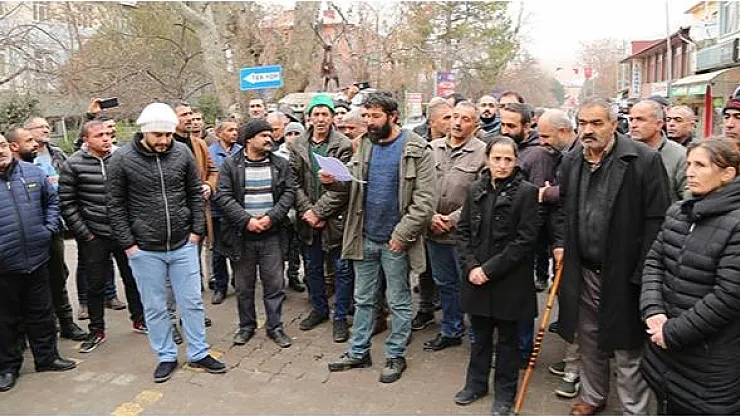 Belediyede işe alınmayan işçiler tepki gösterdi : Belediye başkanı cevap verdi!