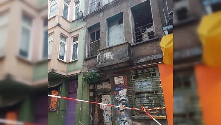 Beyoğlu'nda metruk binada çökme
