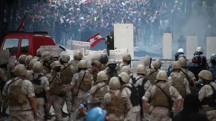 Beyrut'ta binlerce insan sokağa döküldü!