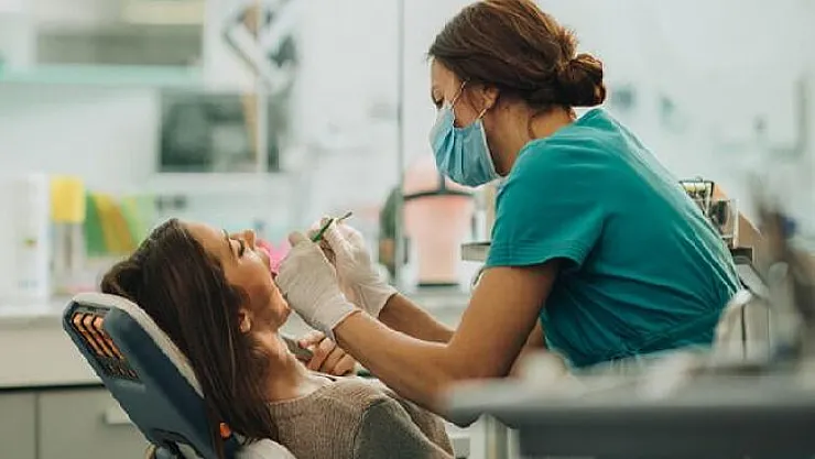 Bilim Kurulu Üyesi Prof. Dr. Şenel'den Diş Hekimlerine Uyarı! Koruyucu Ekipmana Dikkat Edilmeli