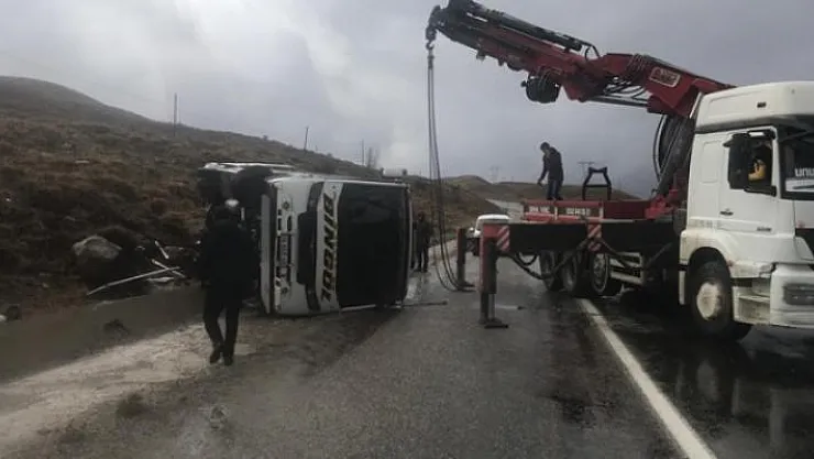 Bingöl yolcu otobüsü Karlıova'da devrildi- 3 Yaralı