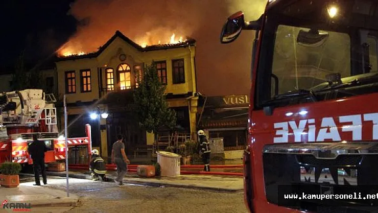 Bir Kafede Başlayan Yangın Binalara Sıçradı