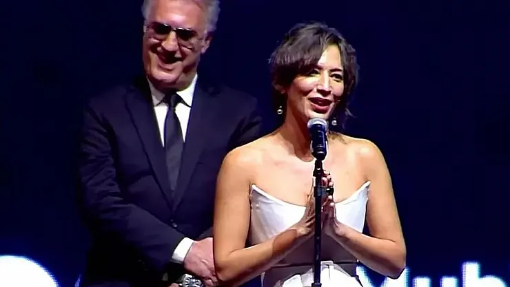 Bir yıldır merak ediliyordu Tamer Karadağlı'nın Altın Portakal Film Festivali'ndeki mimiklerinin nedeni şaşkınlık çıktı! Meğer Nihal Yalçın'ın konuşmasında…