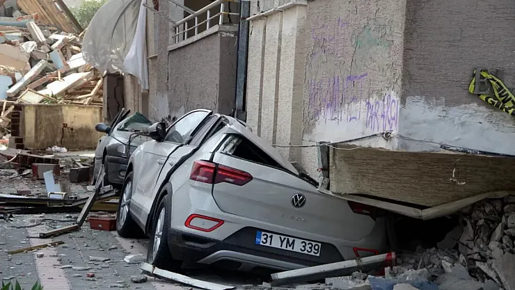 Birçok kişinin yaşadığı binada otomobil sayesinde hayata tutundular! Hatay'da beş otomobil binanın yıkılmasını önledi!