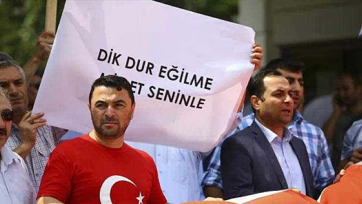 Birlik Haber-Sen Üyeleri TRT Önünde Darbeyi Protesto Etti