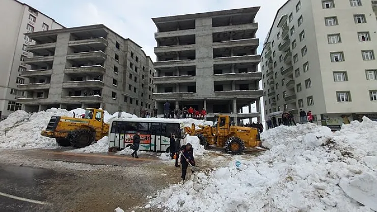 Bitlis'te 3 kişi çatıdan düşen kar kütlesinin altında kaldı!
