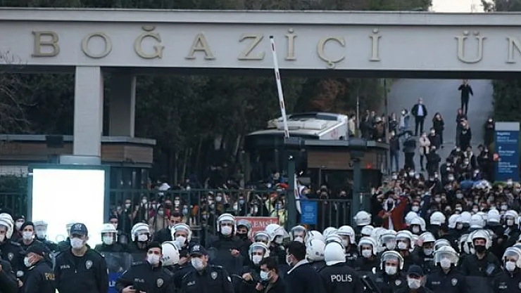 Boğaziçi Üniversitesi protestolarında Kabe resmi nedeniyle tutuklanan 2 gençten birisinin annesinin AK PARTİ kadın kolları başkanlığı yapmış olduğu iddia edildi!