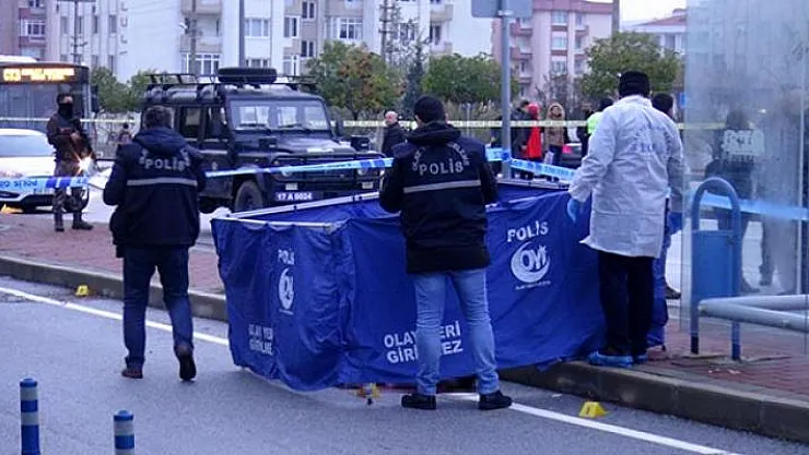 Boşanma aşamasındaki Eşini otobüs durağında öldürdü
