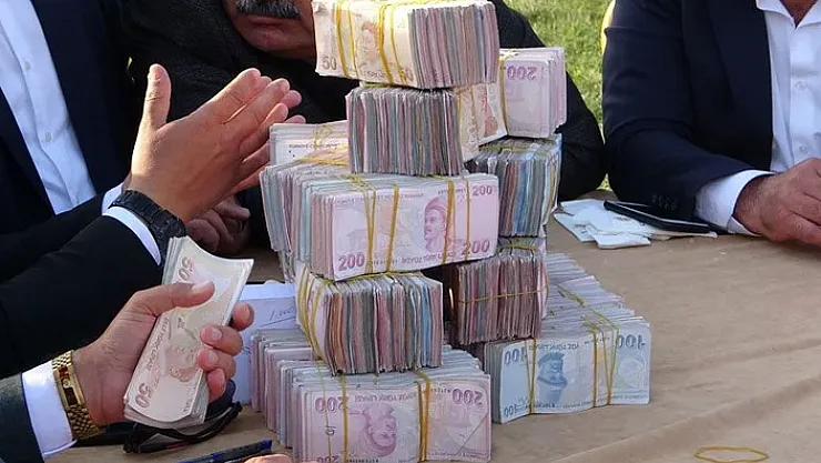Böyle Takı Töreni Görülmedi! Damada 4 Milyon 123 Bin TL Nakit Takıldı! Geline Takılan Altın İse Dudak Uçuklattı!