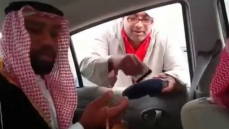 Böylesi Görülmedi! Pos Cihazı İle Dilenerek Günlük 2 Bin Dolar Kazanıyorlar