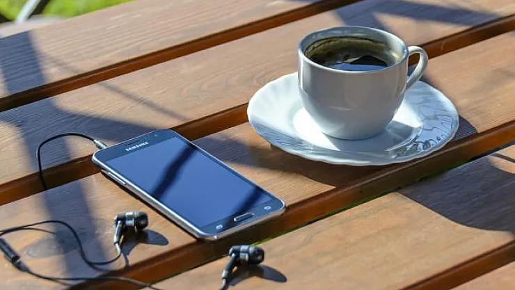 Bu Kafelerde Kitap Okumak Yasak, Telefonla Oynamak Serbest