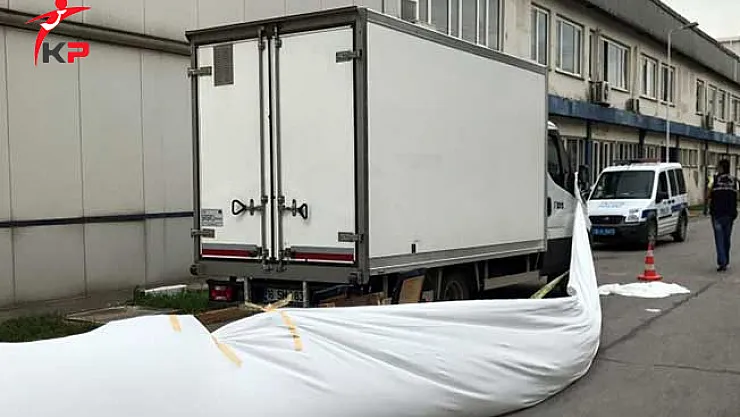 Bursa'da Ekmek Kamyoneti Fabrikada Çalışan Kadını Ezdi